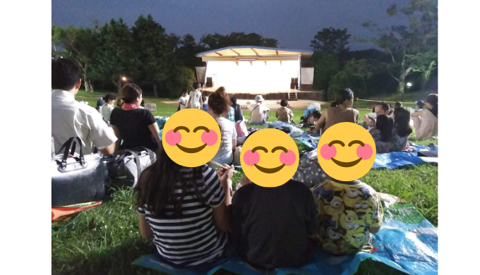 生駒山上遊園地の芝にピクニックシートをひいて楽しむ子どもたち