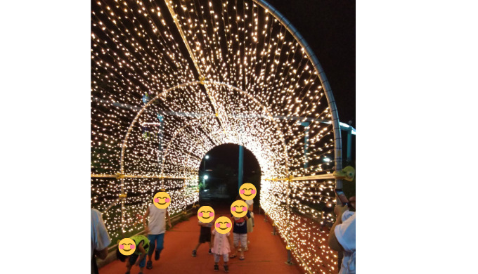 生駒山上遊園地の光のトンネルを通って喜ぶ子どもたち