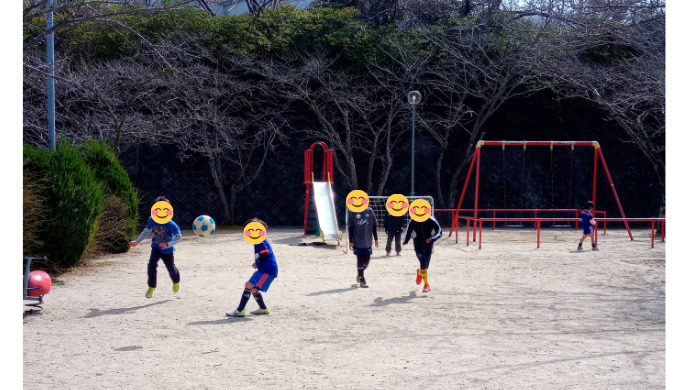 公園でサッカーの練習をする子どもたち