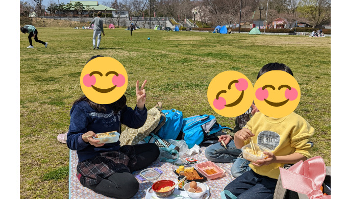 広い芝生でご飯を食べる子どもたち